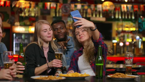 Eine-Gruppe-Unterschiedlicher-Freunde-Macht-In-Einer-Bar-Ein-Selfie-Mit-Dem-Mobiltelefon.